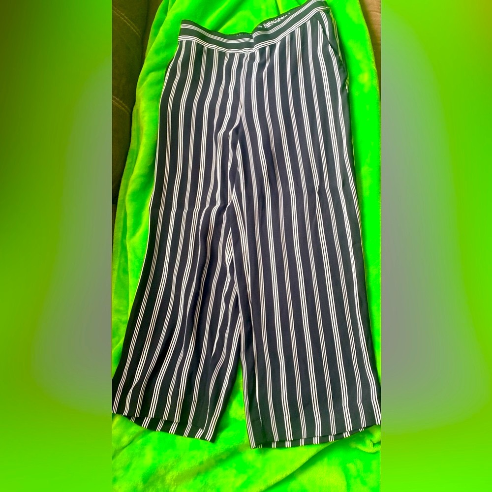 Clearance!  New Loft Casual cropped capri Pants- Petite small 4/$10